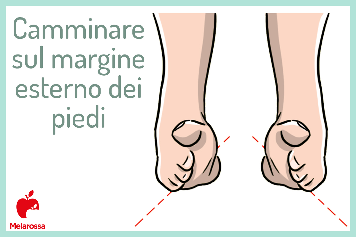 La ginnastica correttiva per piedi e caviglie in forma 5 camminare sul margine esterno dei piedi