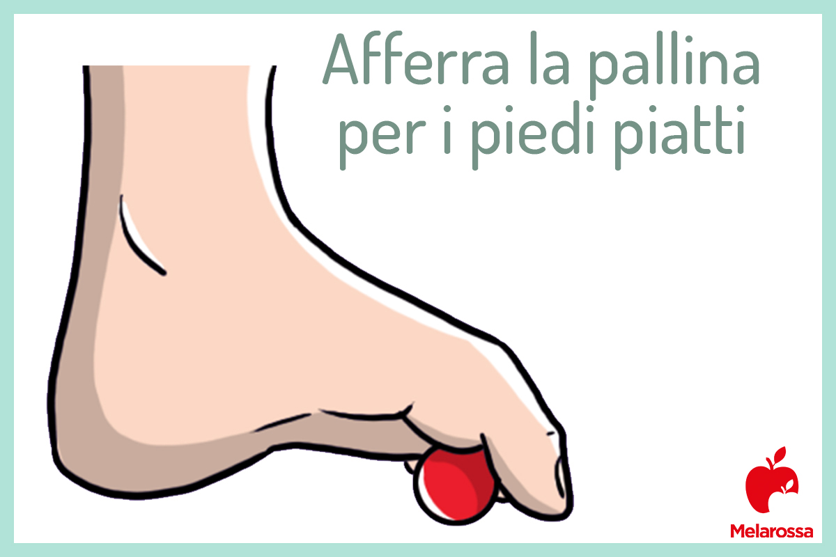La ginnastica correttiva per piedi e caviglie in forma 9 afferra la pallina per i piedi piatti