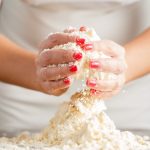 Pasta brisè (brisée): la ricetta base per le tue torte salate 1 le mani di una donna mostrano come lavorare la farina per la pasta brisée per preparare le tue torte salate