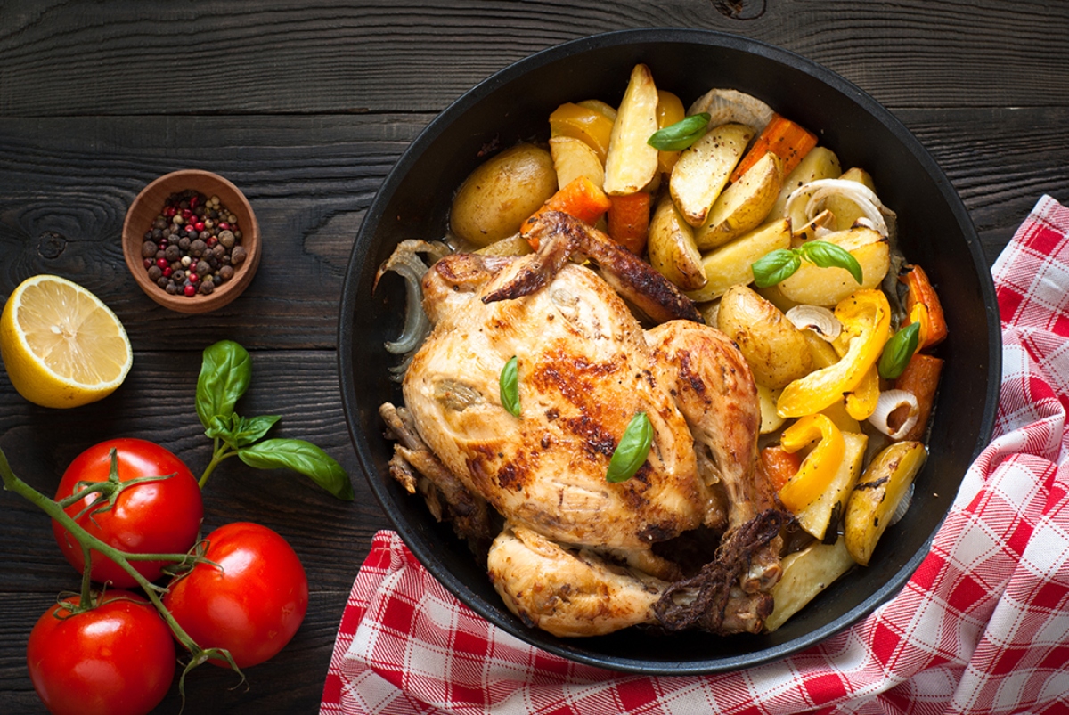 Ricette con pollo: sane, leggere e ricche di sapore, tanti modi per cucinarlo 1 su base di legno scura una teglia tonda con dentro un pollo arrosto con le patate