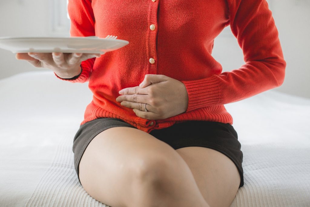 Psillio: a cosa serve, benefici e controindicazioni dei semi e delle cuticole 2 una donna che si massaggia la pancia
