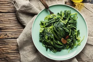 Puntarelle in padella, la ricetta rinnovata di un classico romano