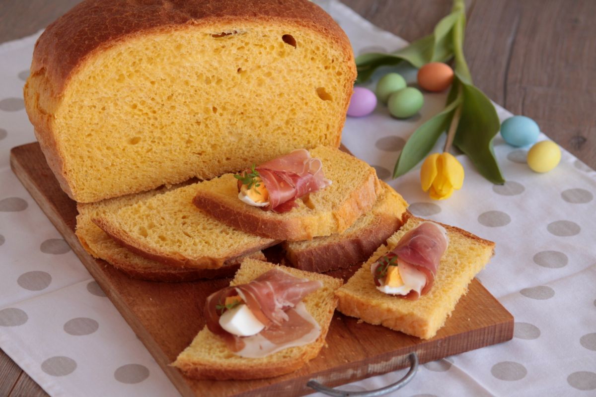 Pizza di Pasqua, la ricetta facile della torta al formaggio 4 Pizza di Pasqua o torta al formaggio con uova e prosciutto su un tagliere