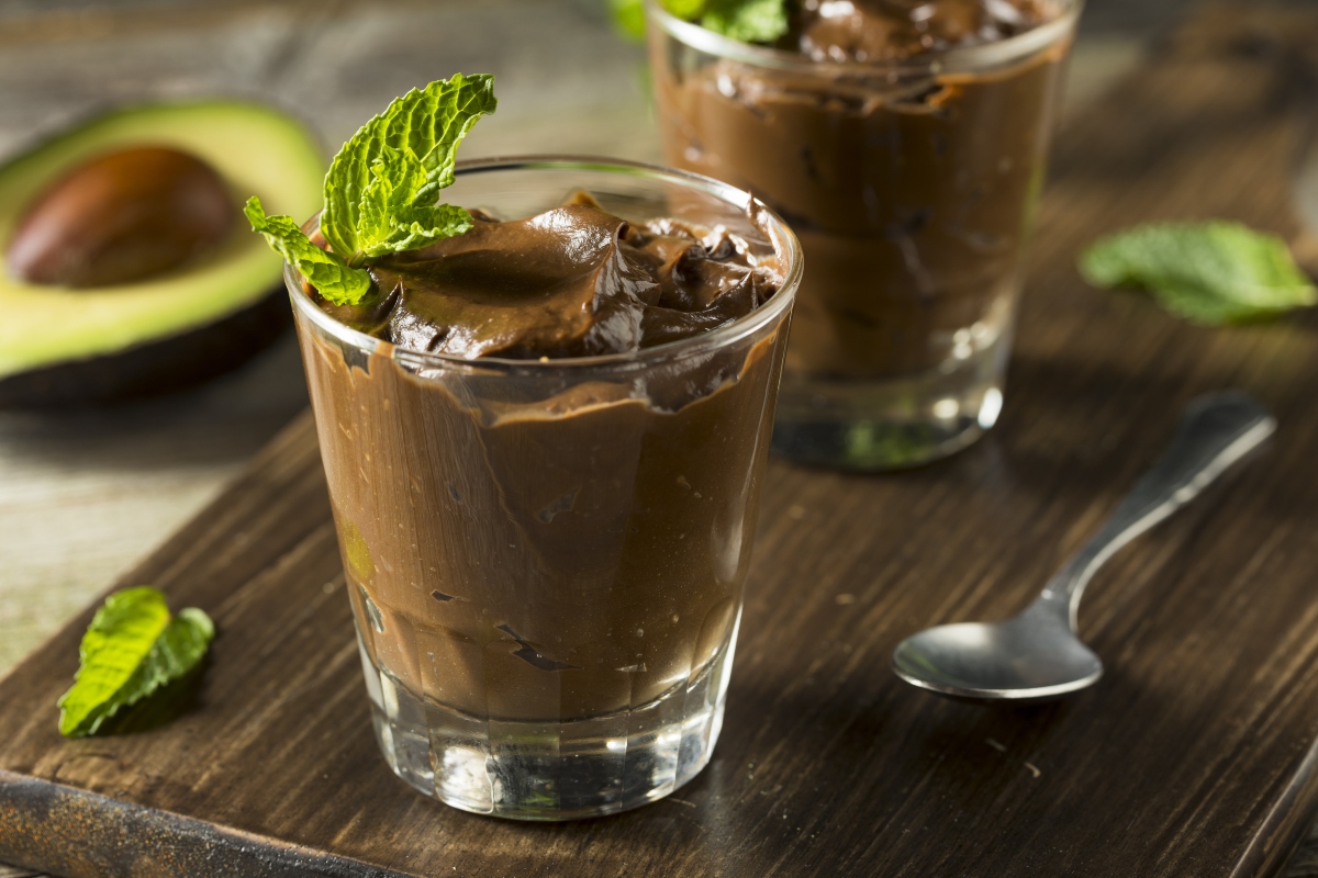 Ricette Bimby: come funziona il robot da cucina e piatti light e veloci da preparare dall’antipasto al dolce 6 ricette Bimby: dolce light cacao e avocado