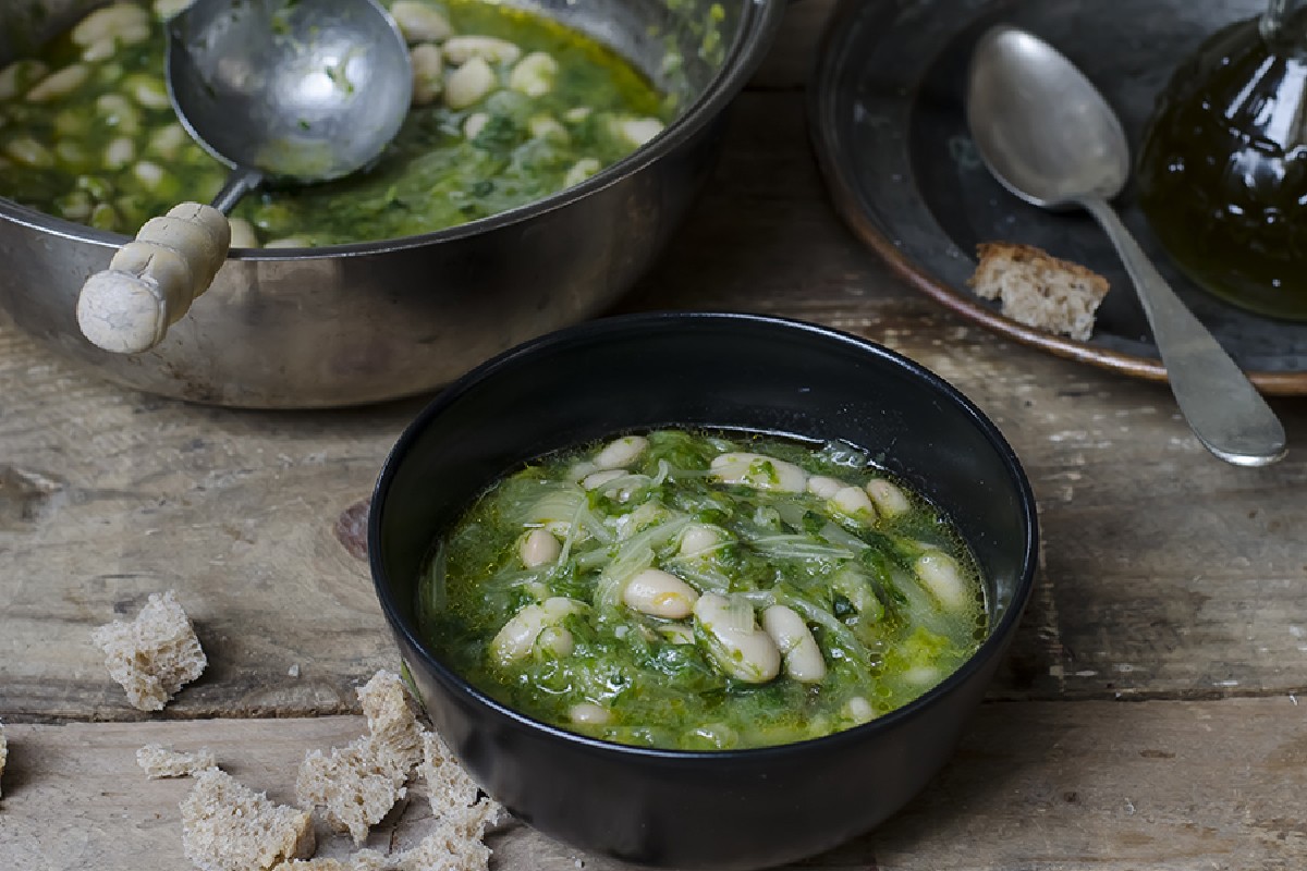 Le migliori ricette fagioli: piatti nutrienti e sani 16 Ricette con fagioli: zuppa di scarola e fagioli