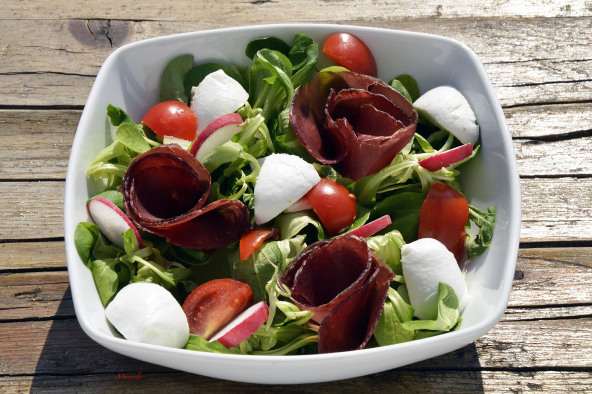 Le migliori ricette con la mozzarella: proposte sane e leggere dall'antipasto al secondo 16 Ricette con la mozzarella: insalata con bresaola e mozzarella