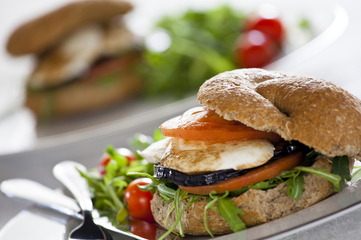 Le migliori ricette con la mozzarella: proposte sane e leggere dall'antipasto al secondo 8 Ricette con la mozzarella: panino con pomodoro, melanzane e mozzarella