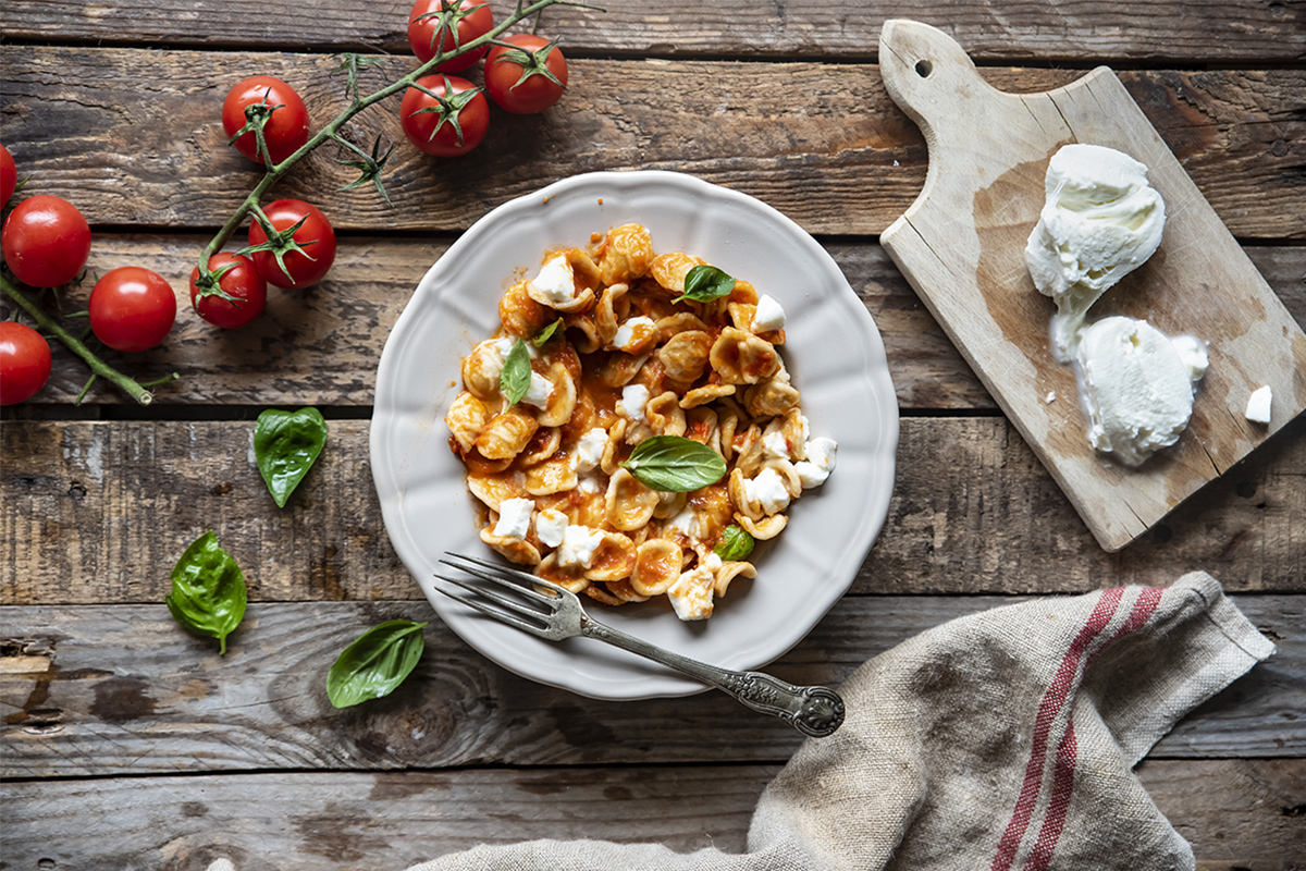 Le migliori ricette con la mozzarella: proposte sane e leggere dall'antipasto al secondo 4 Ricette con la mozzarella: Pasta fredda con mozzarella e peperoni