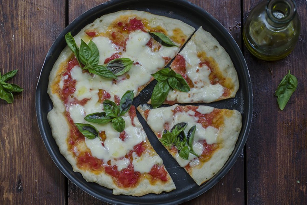 Le migliori ricette con la mozzarella: proposte sane e leggere dall'antipasto al secondo 12 Ricette con la mozzarella: pizza margherita