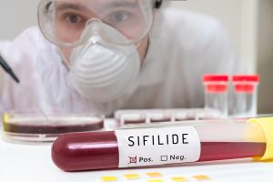 Sifilide: cos&rsquo;&egrave;, come si trasmette, sintomi e trattamento
