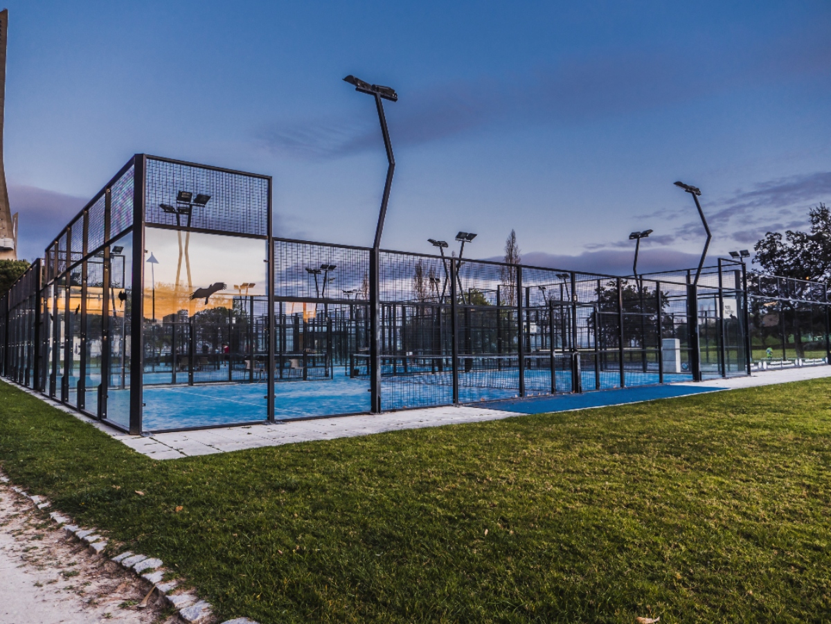 Paddle tennis: che cos’è, regole, differenze con il tennis, benefici 4 campi da paddle