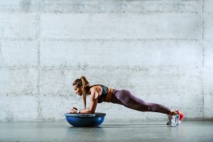 Core stability: cos&rsquo;&egrave;, benefici, come allenarsi e i migliori esercizi per avere una pancia piatta