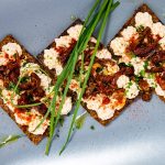Crostini veloci: 5 ricette facili e sfiziose da preparare a casa 5 crostini di segale con crema di tofu