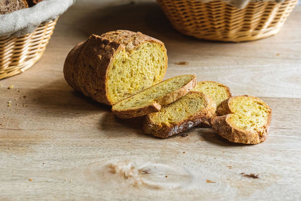Farina di mais: proprietà, tipi e ricette 2 una piccola forma di pane fatto con farina di mais tagliata a fette