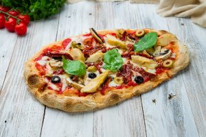 Pinsa romana: ingredienti, come farcirla e la ricetta per prepararla a casa