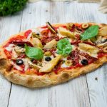 Pinsa romana: ingredienti, come farcirla e la ricetta per prepararla a casa 1 Pinsa romana ricetta