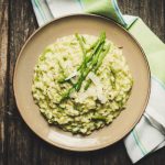 Risotto agli asparagi: ricetta e consigli per un risotto cremoso e profumato 1 primo piano di scodella con risotto agli asparagi su canovaccio