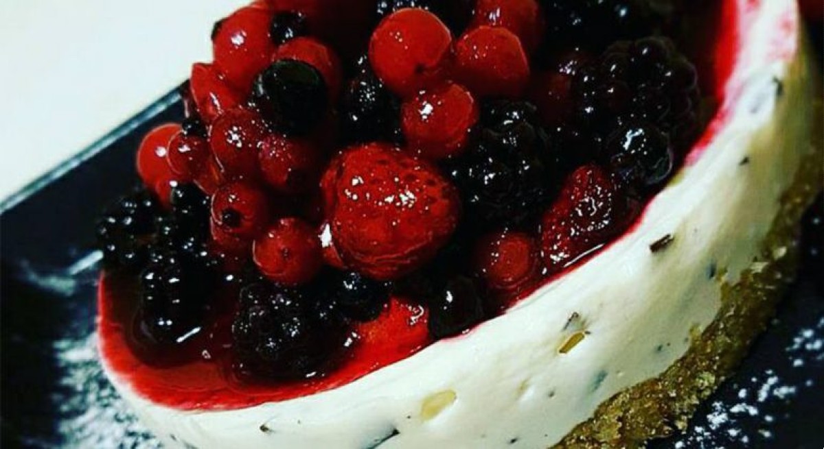 Cheesecake: ricetta semplice e varianti gustose 11 cheesecake al cioccolato con frutti di bosco
