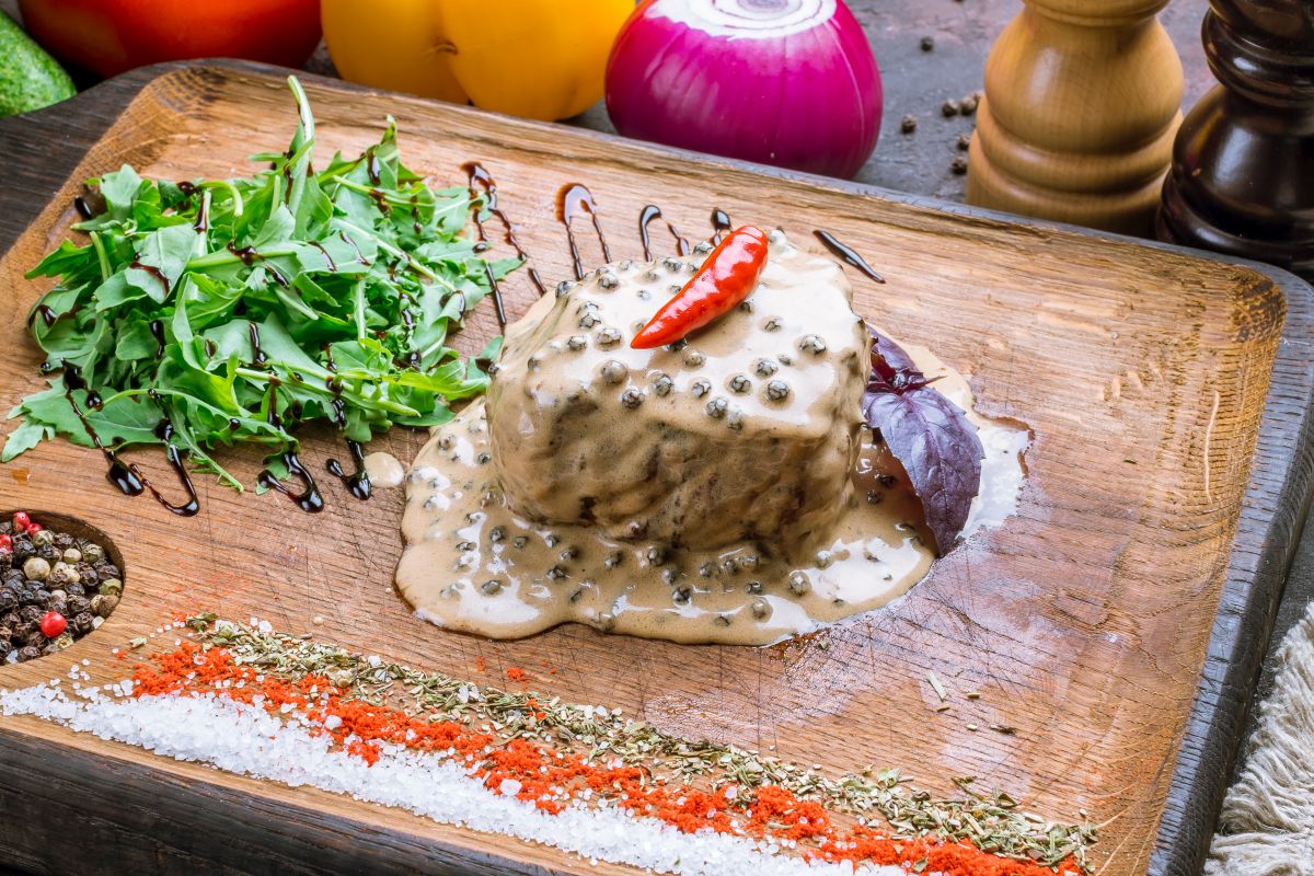 Filetto al pepe verde, un secondo di carne gustoso e raffinato 2 Filetto al pepe verde: scegli un contorno fresco