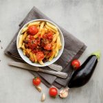 Pasta con le melanzane, la ricetta classica e 5 varianti gustose 1 Pasta con le melanzane: facile e buonissima