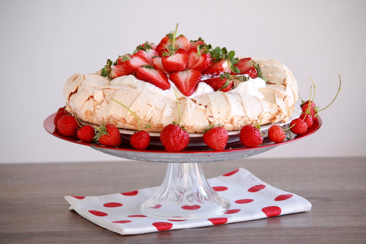 Meringhe: ricetta infallibile e come si fanno friabili 4 torta con meringhe e frutta