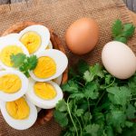 Uova sode, tempi di cottura e ricetta per cucinarle alla perfezione 3 calorie uova sode: alcune uova sode tagliate a metà su un tagliere