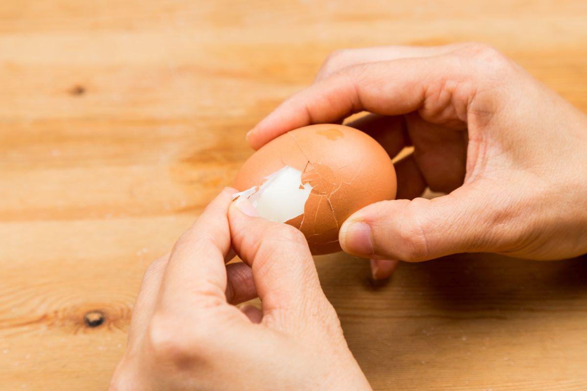 Uova sode, tempi di cottura e ricetta per cucinarle alla perfezione 5 Uova sode: come sbucciarle facilmente