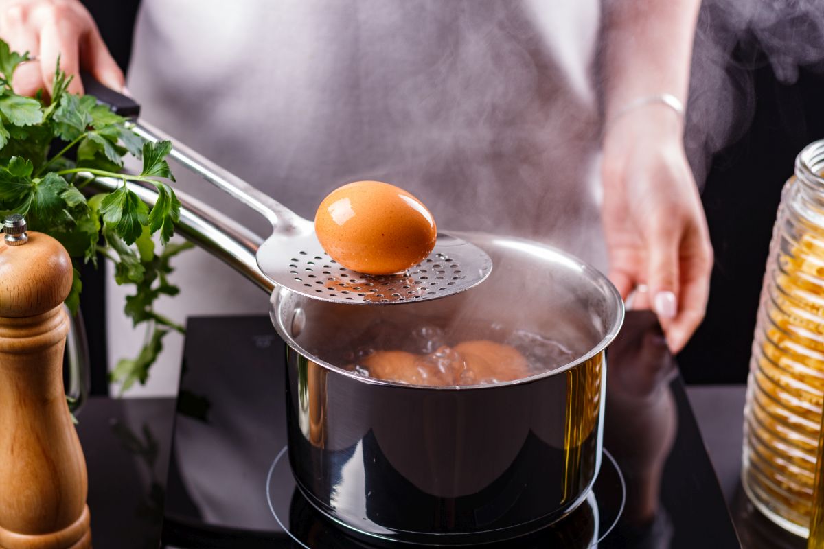 Uova sode, tempi di cottura e ricetta per cucinarle alla perfezione 1 Uova sode: come cuocerle alla perfezione