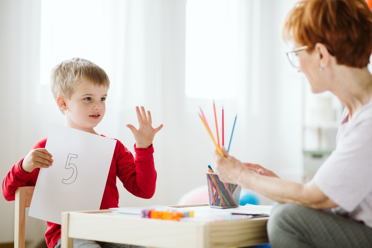 Disturbi specifici dell’apprendimento (DSA): quali sono, cause e trattamenti 3 Un bambino e la maestra a scuola
