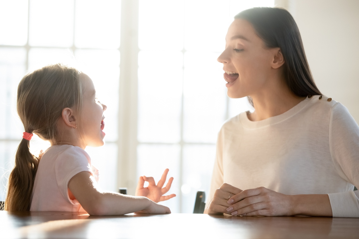 Disturbi specifici dell’apprendimento (DSA): quali sono, cause e trattamenti 4 Una giovane logopedista e una bambina mentre fanno gli esercizi per i DSA