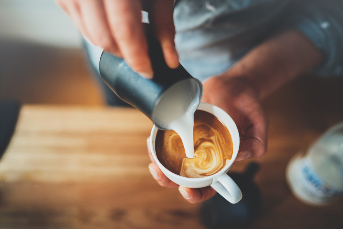 Gli alimenti con meno di 120 calorie da inserire nella tua dieta 5 Alimenti con meno di 120 calorie: caffè latte