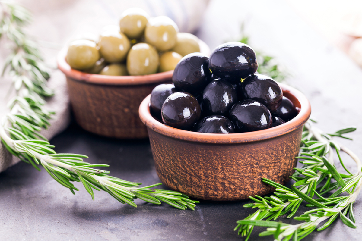 Gli alimenti con meno di 120 calorie da inserire nella tua dieta 21 Alimenti con meno di 120 calorie: olive