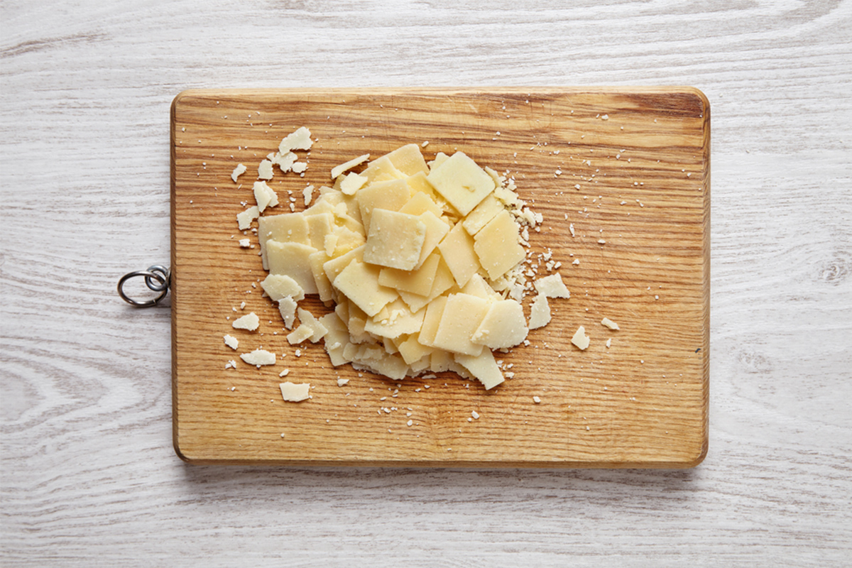 Gli alimenti con meno di 120 calorie da inserire nella tua dieta 25 Alimenti con meno di 120 calorie: parmigiano