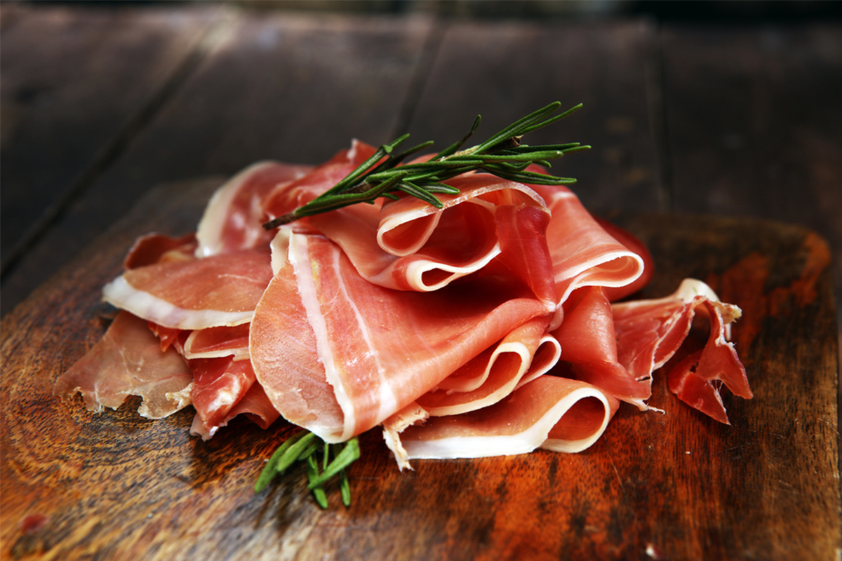 Gli alimenti con meno di 120 calorie da inserire nella tua dieta 30 Alimenti con meno di 120 calorie: prosciutto crudo