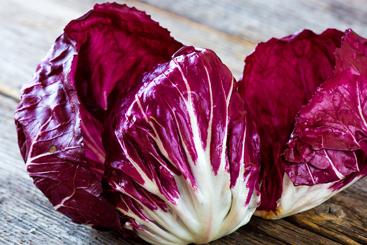Gli alimenti con meno di 120 calorie da inserire nella tua dieta 22 Alimenti con meno di 120 calorie: radicchio rosso