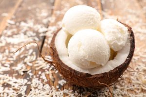 Gelato al cocco fatto in casa: ricetta classica e variante senza lattosio