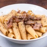 Pasta alla Gricia, ricetta e consigli per un primo piatto cremoso 1 Pasta alla gricia: un primo goloso