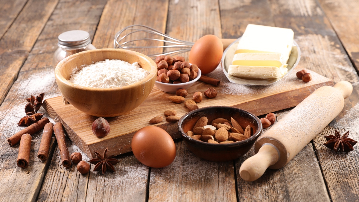 Mandorle: proprietà, calorie e ricette 4 una ciotola con la farina, due uova, cannella, butto e una ciotola con le mandorle e del burro. Il tutto su un tagliere