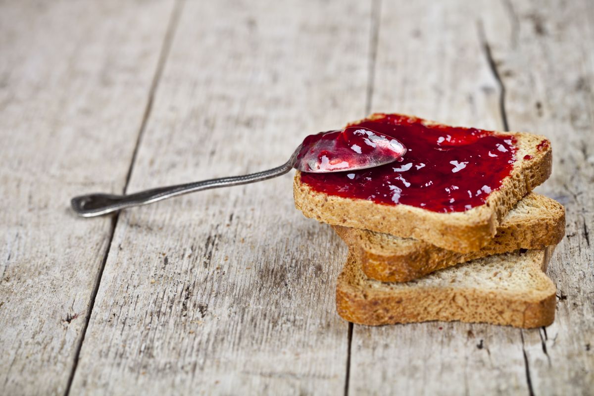 Marmellata di ciliegie, la confettura più deliziosa da fare in casa 4 Marmellata di ciliegie: squisita sulle fette biscottate