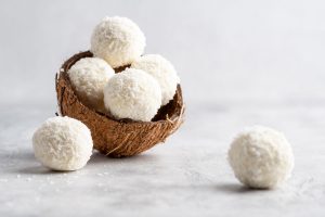 Palline di cocco, la ricetta di un dessert fresco e goloso