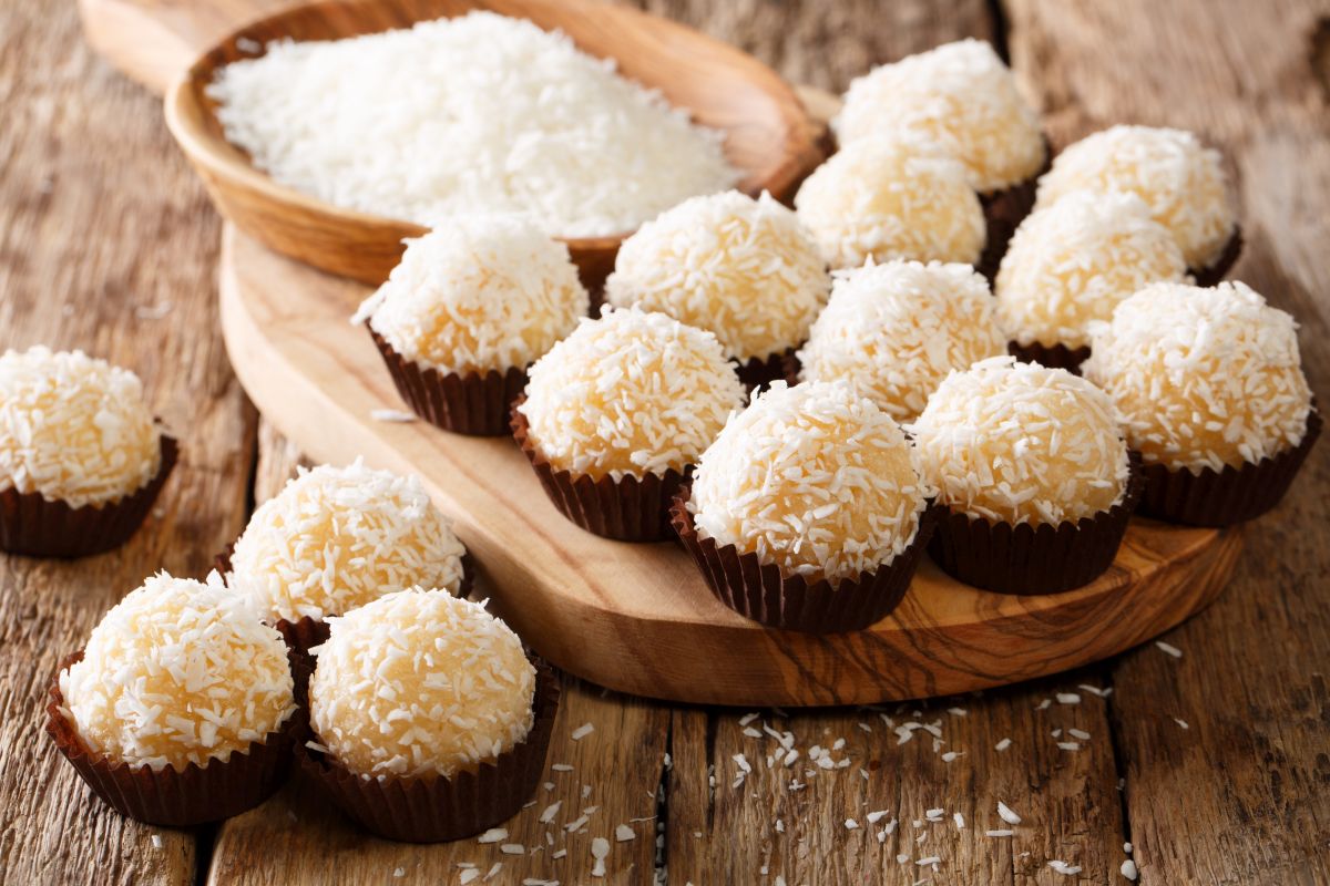Cocco: dall'olio al latte, tutti i benefici del frutto tropicale 5 Alcune palline di cocco
