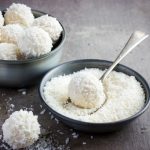 Palline di cocco, la ricetta di un dessert fresco e goloso 1 Una ciotola colma di farina di cocco e alcune palline dolci al cocco
