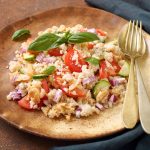 Panzanella: insalata di pane e verdure, fresca e leggera 2 un piatto di legno tondo con una porzione di panzanella fresca