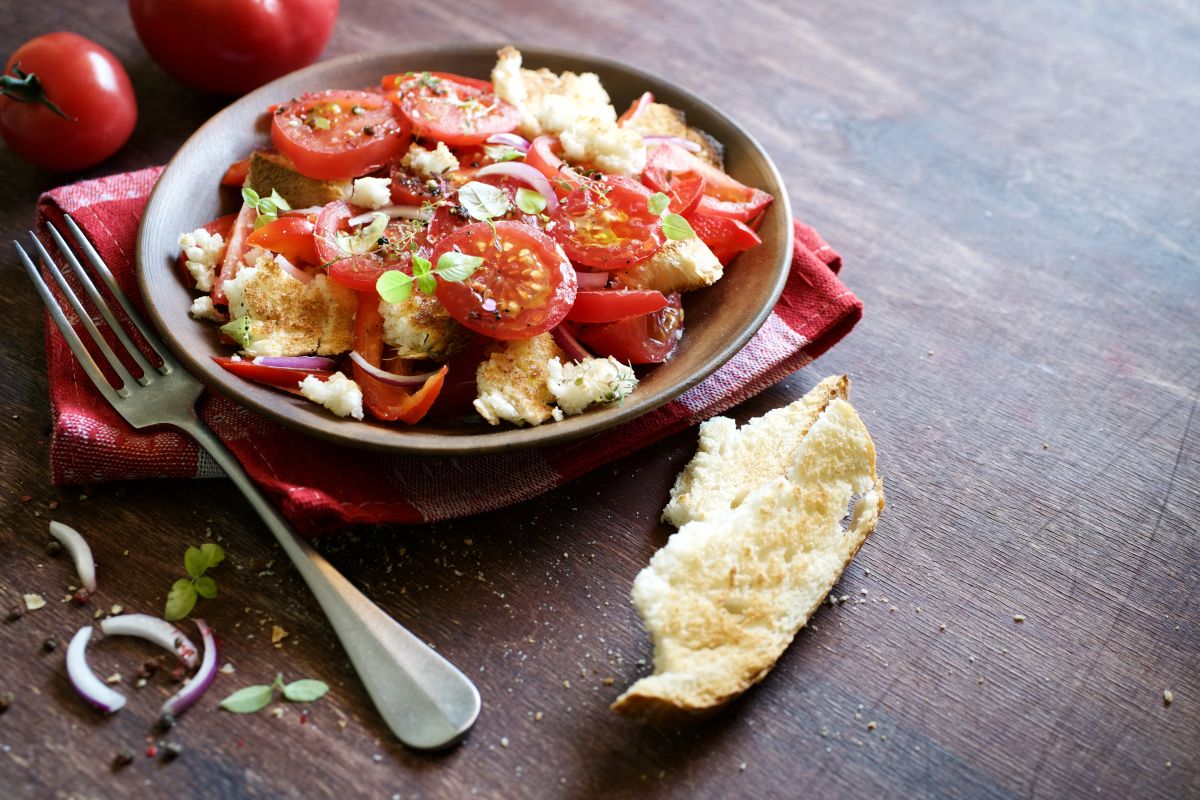 Piatti unici: le ricette veloci, vegetariane, estive e invernali 16 un piatto di panzanella