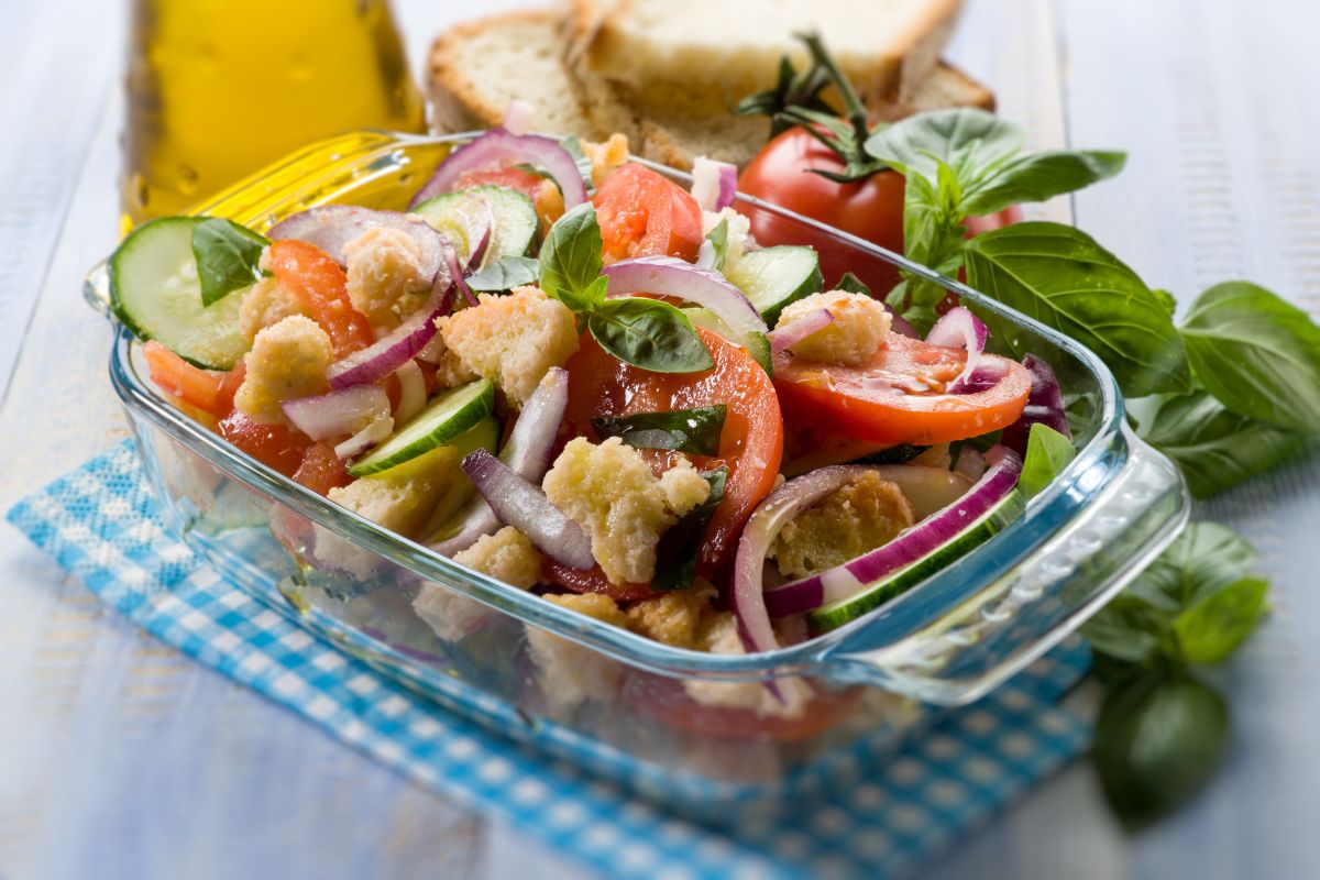 Panzanella: insalata di pane e verdure, fresca e leggera 1 Panzanella: un classico toscano
