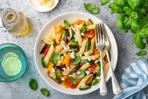 Pasta fredda con melanzane, feta e pomodorini