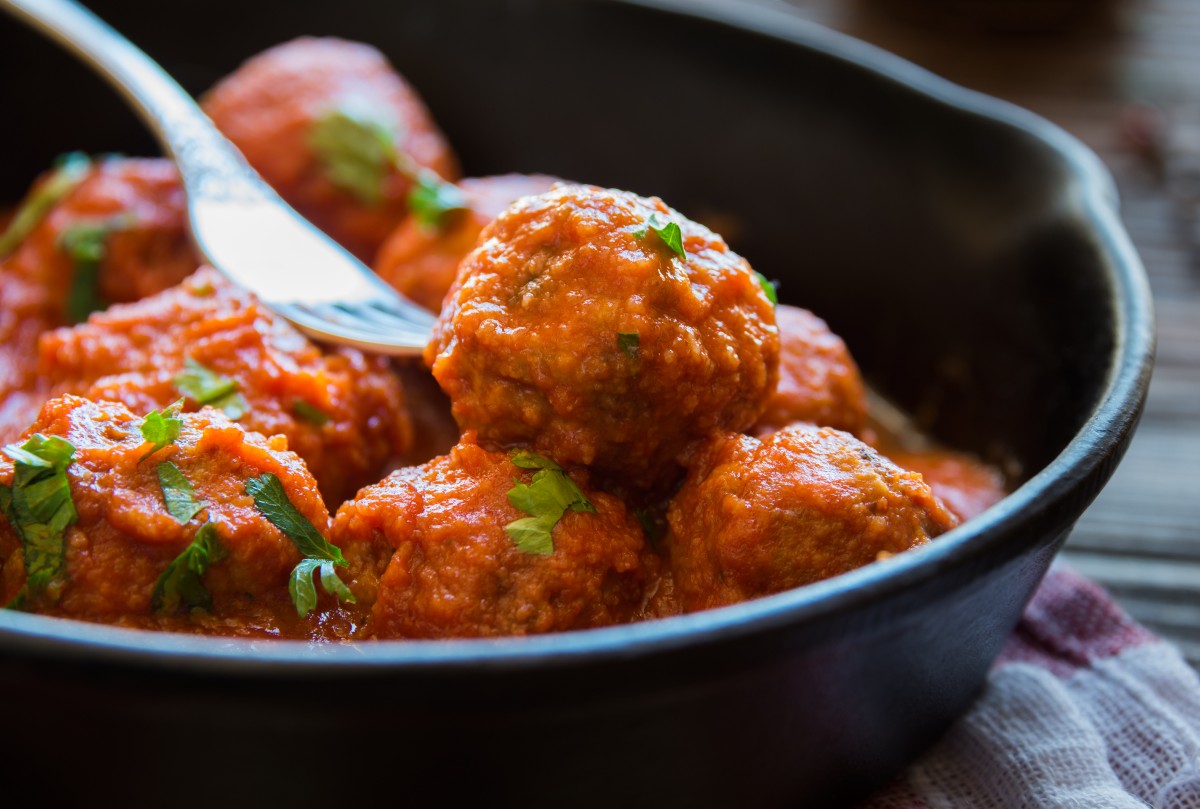 Polpette: le migliori ricette leggere e veloci 1 primo piano di una padella nera con polpette al sugo