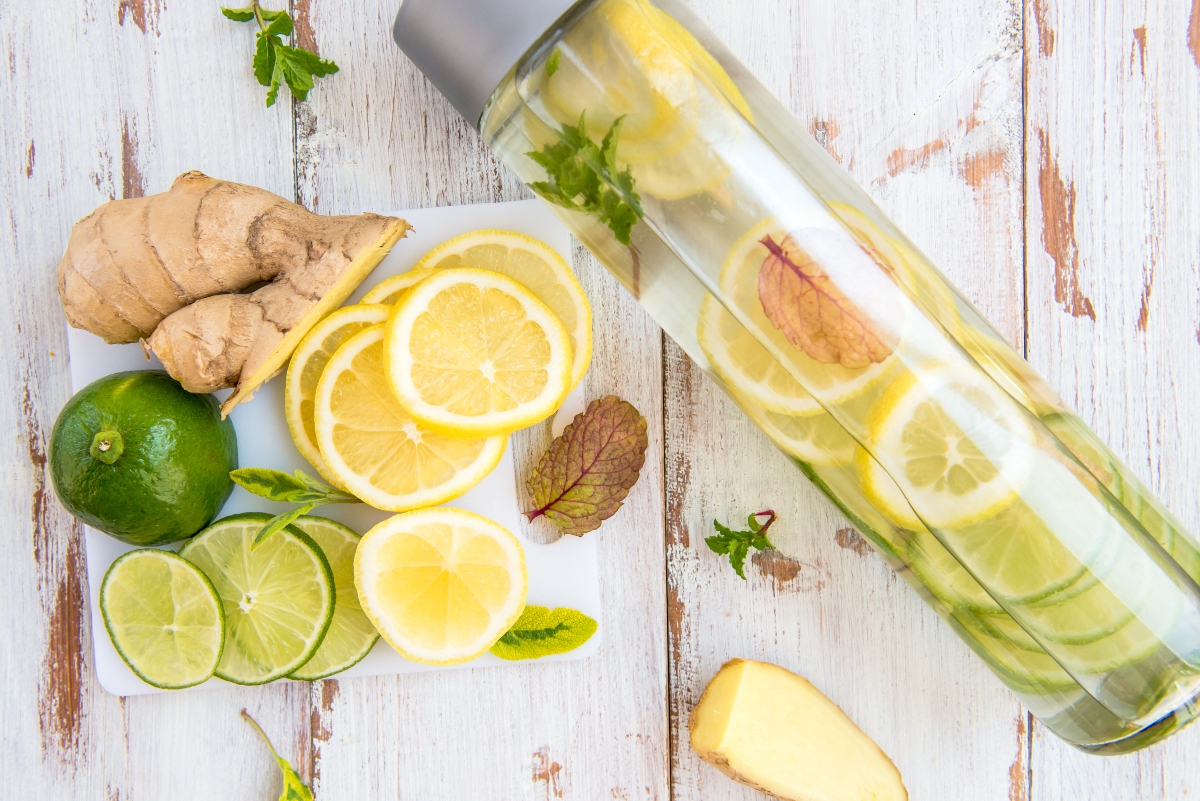 Acqua aromatizzata: che cos'è, i benefici e le migliori ricette 6 acqua aromatizzata con lo zenzero