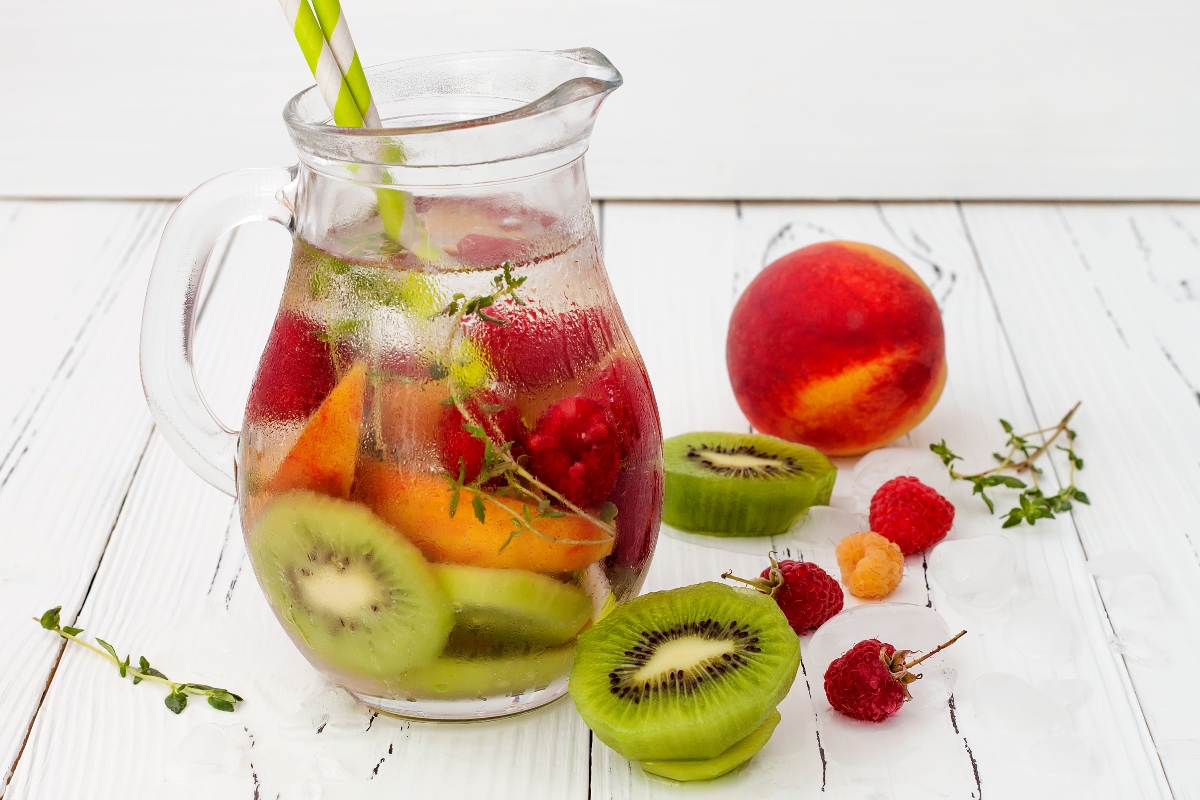 Acqua aromatizzata: che cos'è, i benefici e le migliori ricette 13 acqua aromatizzata pesca e kiwi