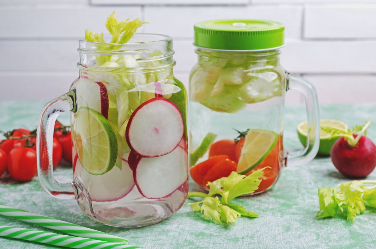 Acqua aromatizzata: che cos'è, i benefici e le migliori ricette 15 acqua aromatizzata con sedano e ravanello